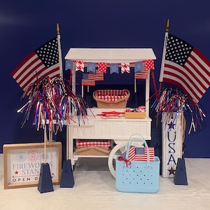 Paquete de soportes para banderas patrióticas en miniatura: juego de 6 (3 grandes, 3 pequeños) bandejas escalonadas del 4 de julio o decoración para casa de muñecas, incluye banderas y bengalas