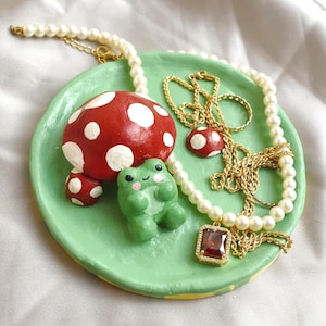 Piatto di argilla a forma di rana - Vassoio di ceramica dipinta a forma di fungo a forma di rana, Piatto di ceramica dipinta a forma di anello a forma di rana, Vassoio di argilla a forma di rana dipinta su roccia