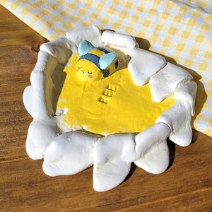 Bee Ceramic Trinket Dish - Clay Tray, Daisy Bee Pottery, Cute Jewelry Ring Dish, Sunflower dishes