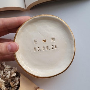 Keramik Schale zum Valentinstag, mit personalisierten Paar Namen und Datum, Ehering Halter, herzförmige Jubiläumsgeschenk Ringtablett