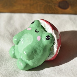 Figurine de grenouille en argile faite main : décor de champignons, petit support de grenouille
