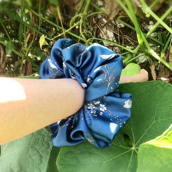 Libelle; Blue Dragonfly Floral XXL Scrunchie; Satin