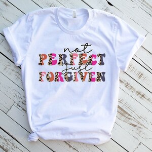 No es perfecto solo camisa perdonada, no es perfecto solo camisa de Pascua perdonada, camisa cristiana, regalo religioso de Pascua, regalo de Pascua leopardo, Pascua 2022