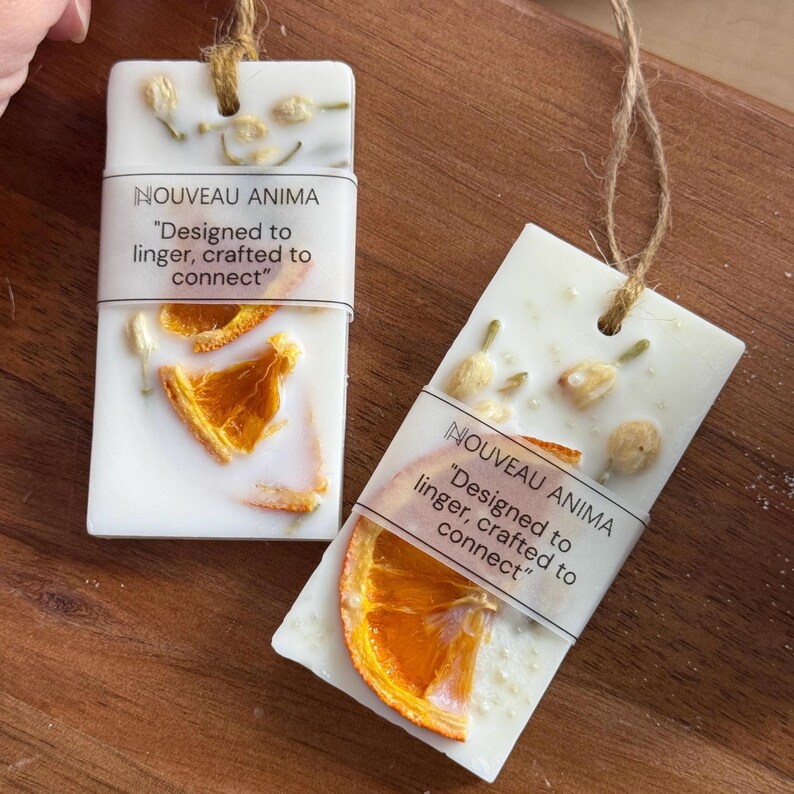 Personalized burnt orange soy wax sachet favors featuring dried orange slices, handmade soy wax air fresheners and custom vellum labels with names and dates. Elegant wedding favors, bridal shower favors, baby shower gifts, engagement party favors and wedding guest favors. Neutral boho decor with natural botanicals and premium fragrance oils. Perfect for wedding welcome bags, bridesmaid gifts, bridal events and special celebrations.