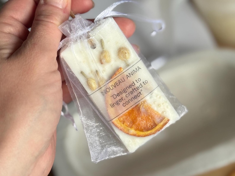 Personalized burnt orange soy wax sachet favors featuring dried orange slices, handmade soy wax air fresheners and custom vellum labels with names and dates. Elegant wedding favors, bridal shower favors, baby shower gifts, engagement party favors and wedding guest favors. Neutral boho decor with natural botanicals and premium fragrance oils. Perfect for wedding welcome bags, bridesmaid gifts, bridal events and special celebrations.