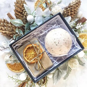 Handmade luxury Christmas gift box with deluxe spa gift set items – organic bath gift box, natural bath salt, artisan soap, soy candle, and cozy winter spa gift set. Perfect holiday self care present, Christmas gift for her, friend gift box, or unique gift box idea. A festive pamper gift box, designed as a Christmas gift box for family, teacher, or coworker, bringing relaxation, comfort, and hygge vibes.