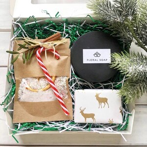Handmade luxury Christmas gift box with deluxe spa gift set items – organic bath gift box, natural bath salt, artisan soap, soy candle, and cozy winter spa gift set. Perfect holiday self care present, Christmas gift for her, friend gift box, or unique gift box idea. A festive pamper gift box, designed as a Christmas gift box for family, teacher, or coworker, bringing relaxation, comfort, and hygge vibes.