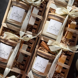 Handmade luxury Christmas gift box with deluxe spa gift set items – organic bath gift box, natural bath salt, artisan soap, soy candle, and cozy winter spa gift set. Perfect holiday self care present, Christmas gift for her, friend gift box, or unique gift box idea. A festive pamper gift box, designed as a Christmas gift box for family, teacher, or coworker, bringing relaxation, comfort, and hygge vibes.