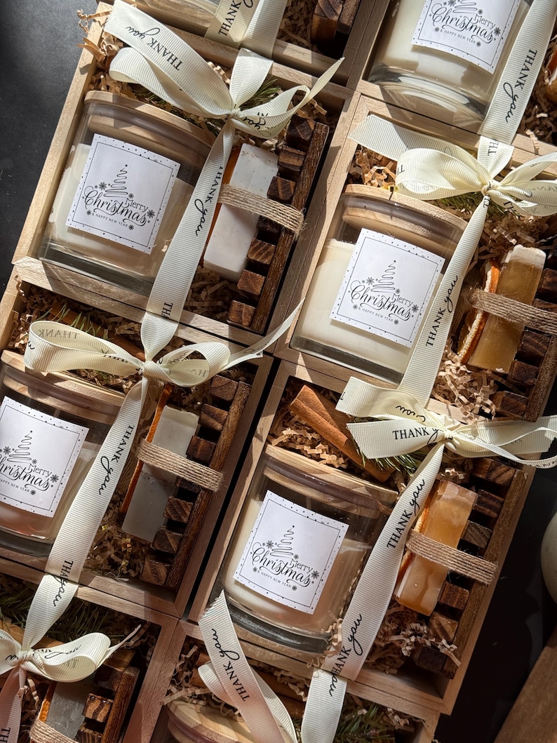Handmade luxury Christmas gift box with deluxe spa gift set items – organic bath gift box, natural bath salt, artisan soap, soy candle, and cozy winter spa gift set. Perfect holiday self care present, Christmas gift for her, friend gift box, or unique gift box idea. A festive pamper gift box, designed as a Christmas gift box for family, teacher, or coworker, bringing relaxation, comfort, and hygge vibes.