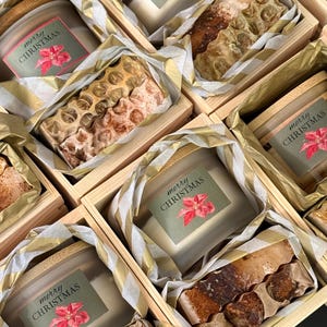 Handmade luxury Christmas gift box with deluxe spa gift set items – organic bath gift box, natural bath salt, artisan soap, soy candle, and cozy winter spa gift set. Perfect holiday self care present, Christmas gift for her, friend gift box, or unique gift box idea. A festive pamper gift box, designed as a Christmas gift box for family, teacher, or coworker, bringing relaxation, comfort, and hygge vibes.
