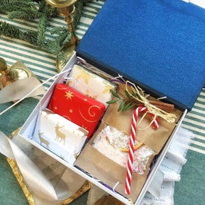 Handmade luxury Christmas gift box with deluxe spa gift set items – organic bath gift box, natural bath salt, artisan soap, soy candle, and cozy winter spa gift set. Perfect holiday self care present, Christmas gift for her, friend gift box, or unique gift box idea. A festive pamper gift box, designed as a Christmas gift box for family, teacher, or coworker, bringing relaxation, comfort, and hygge vibes.
