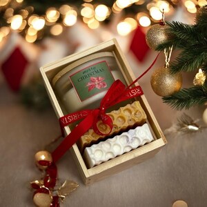 Handmade luxury Christmas gift box with deluxe spa gift set items – organic bath gift box, natural bath salt, artisan soap, soy candle, and cozy winter spa gift set. Perfect holiday self care present, Christmas gift for her, friend gift box, or unique gift box idea. A festive pamper gift box, designed as a Christmas gift box for family, teacher, or coworker, bringing relaxation, comfort, and hygge vibes.