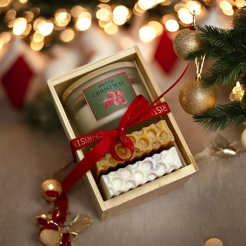 Handmade luxury Christmas gift box with deluxe spa gift set items – organic bath gift box, natural bath salt, artisan soap, soy candle, and cozy winter spa gift set. Perfect holiday self care present, Christmas gift for her, friend gift box, or unique gift box idea. A festive pamper gift box, designed as a Christmas gift box for family, teacher, or coworker, bringing relaxation, comfort, and hygge vibes.