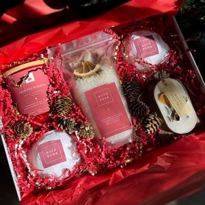 Luxury Christmas Gift Box – Deluxe Spa Gift Set with Bath Bombs, Organic Soap & Soy Candle – Holiday Self Care Gift for Her