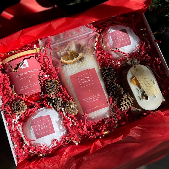 Luxury Christmas Gift Box – Deluxe Spa Gift Set with Bath Bombs, Organic Soap & Soy Candle – Holiday Self Care Gift for Her