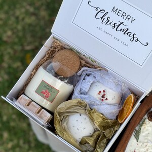 Handmade luxury Christmas gift box with deluxe spa gift set items – organic bath gift box, natural bath salt, artisan soap, soy candle, and cozy winter spa gift set. Perfect holiday self care present, Christmas gift for her, friend gift box, or unique gift box idea. A festive pamper gift box, designed as a Christmas gift box for family, teacher, or coworker, bringing relaxation, comfort, and hygge vibes.