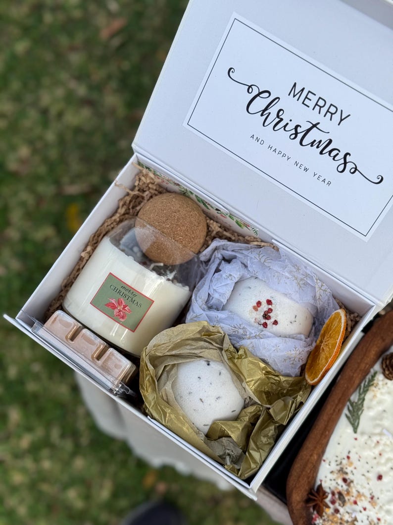 Handmade luxury Christmas gift box with deluxe spa gift set items – organic bath gift box, natural bath salt, artisan soap, soy candle, and cozy winter spa gift set. Perfect holiday self care present, Christmas gift for her, friend gift box, or unique gift box idea. A festive pamper gift box, designed as a Christmas gift box for family, teacher, or coworker, bringing relaxation, comfort, and hygge vibes.
