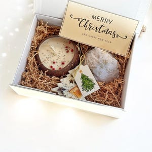 Handmade luxury Christmas gift box with deluxe spa gift set items – organic bath gift box, natural bath salt, artisan soap, soy candle, and cozy winter spa gift set. Perfect holiday self care present, Christmas gift for her, friend gift box, or unique gift box idea. A festive pamper gift box, designed as a Christmas gift box for family, teacher, or coworker, bringing relaxation, comfort, and hygge vibes.