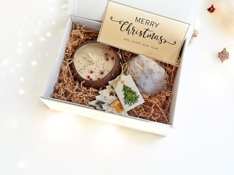 Handmade luxury Christmas gift box with deluxe spa gift set items – organic bath gift box, natural bath salt, artisan soap, soy candle, and cozy winter spa gift set. Perfect holiday self care present, Christmas gift for her, friend gift box, or unique gift box idea. A festive pamper gift box, designed as a Christmas gift box for family, teacher, or coworker, bringing relaxation, comfort, and hygge vibes.