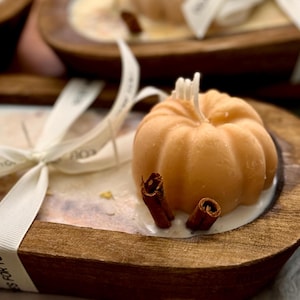 Handmade wooden dough bowl pumpkin candle with soy wax and dried botanicals, perfect as an autumn candle or pumpkin candle gift. Rustic design enhances autumn home decor and autumn decorations, while warm fragrance makes it an ideal Thanksgiving candle. Use as pumpkin decor, cozy centerpiece, or thoughtful Thanksgiving gifts. Unique handmade candles for Thanksgiving decor and seasonal charm, reusable rustic bowl.