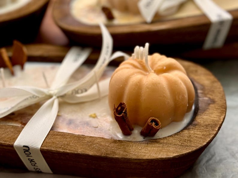 Handmade wooden dough bowl pumpkin candle with soy wax and dried botanicals, perfect as an autumn candle or pumpkin candle gift. Rustic design enhances autumn home decor and autumn decorations, while warm fragrance makes it an ideal Thanksgiving candle. Use as pumpkin decor, cozy centerpiece, or thoughtful Thanksgiving gifts. Unique handmade candles for Thanksgiving decor and seasonal charm, reusable rustic bowl.