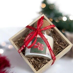 Handmade luxury Christmas gift box with deluxe spa gift set items – organic bath gift box, natural bath salt, artisan soap, soy candle, and cozy winter spa gift set. Perfect holiday self care present, Christmas gift for her, friend gift box, or unique gift box idea. A festive pamper gift box, designed as a Christmas gift box for family, teacher, or coworker, bringing relaxation, comfort, and hygge vibes.