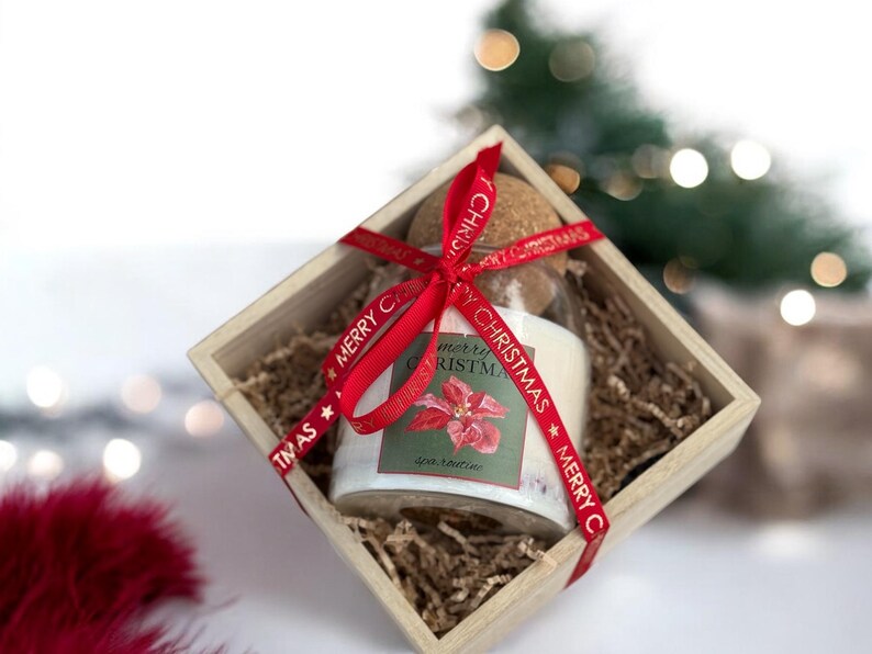 Handmade luxury Christmas gift box with deluxe spa gift set items – organic bath gift box, natural bath salt, artisan soap, soy candle, and cozy winter spa gift set. Perfect holiday self care present, Christmas gift for her, friend gift box, or unique gift box idea. A festive pamper gift box, designed as a Christmas gift box for family, teacher, or coworker, bringing relaxation, comfort, and hygge vibes.