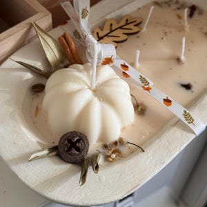 Handmade wooden dough bowl pumpkin candle with soy wax and dried botanicals, perfect as an autumn candle or pumpkin candle gift. Rustic design enhances autumn home decor and autumn decorations, while warm fragrance makes it an ideal Thanksgiving candle. Use as pumpkin decor, cozy centerpiece, or thoughtful Thanksgiving gifts. Unique handmade candles for Thanksgiving decor and seasonal charm, reusable rustic bowl.