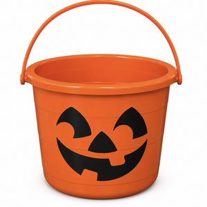 Puede incluir: Un cubo de plástico de color naranja brillante con un gráfico de cara de calabaza de Halloween en negro en la parte frontal. El cubo tiene un borde redondeado y liso, además de un asa de plástico naranja a juego que se arquea sobre la parte superior.