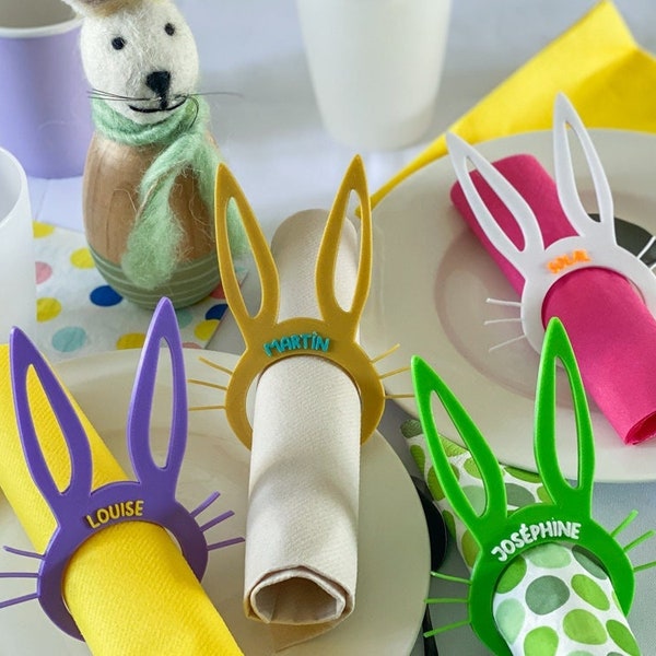 Lot de 4 Ronds de serviette personnalisés en plastique bicolores. Marque-place coloré Lapin de Pâques avec prénom.