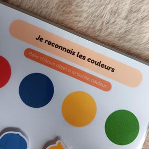 K&ouml;nnte beinhalten: Ein farbenfrohes Lernspiel mit dem Text "Je reconnais les couleurs" und "Relie chaque objet &agrave; la bonne couleur." Das Spiel zeigt rote, blaue, gelbe und gr&uuml;ne Kreise sowie Illustrationen von Objekten.
