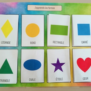 Peut inclure: Un tableau d'apprentissage coloré avec huit formes différentes, dont un losange, un cercle, un rectangle, un carré, un triangle, un ovale, une étoile et un cœur. Chaque forme est étiquetée en français avec le nom correspondant.