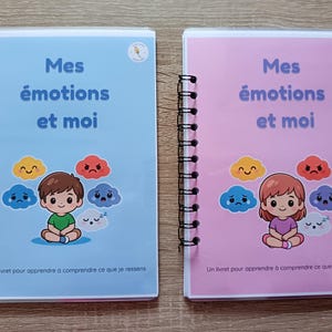 Peut inclure: Deux cahiers à spirales intitulés "Mes émotions et moi". L'un est bleu clair, l'autre rose. Chacun présente un enfant de dessin animé et des nuages sur le thème des émotions. Le texte "Un livret pour apprendre à comprendre ce que je ressens" est en bas.