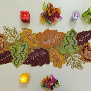 Herbstliche Eleganz: Hand-gefädelter Ahornblatt Tischläufer für Herbst Dekoration