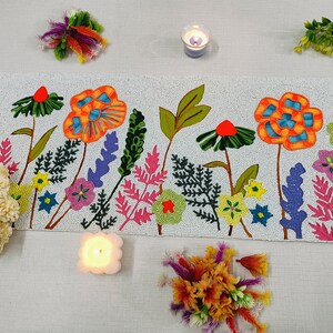 Runner da tavolo primaverile fatto a mano con perline, aiuola di fiori colorati, runner con perline floreali. Runner da tavolo fatto a mano, runner da tavolo con perline
