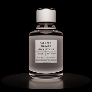 Puede incluir: Botella de perfume transparente con tapón blanco y banda plateada. La etiqueta dice "AZYNTI BLACK PHANTOM" con "Made in Paris" y "Natural Spray". La botella está sobre un fondo negro.