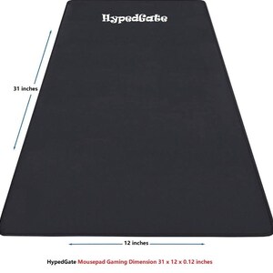 Op de afbeelding: Een zwarte gaming-muismat met de tekst "HypedGate" in wit gedrukt. De muismat is 79 cm x 30 cm.
