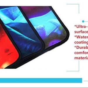 Op de afbeelding: Drie muismatten met verschillende kleurrijke ontwerpen. De muismatten hebben een zwarte gestikte rand en zijn gemaakt van een glad, waterbestendig materiaal. *Ultra-glad oppervlak. *Waterbestendige coating. *Duurzaam en comfortabel materiaal.