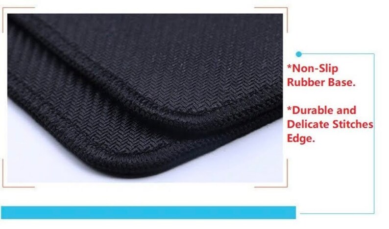 Op de afbeelding: Close-up van een zwarte muismat met een textuur en een gestikte rand. De muismat heeft een antislip rubberen basis.
