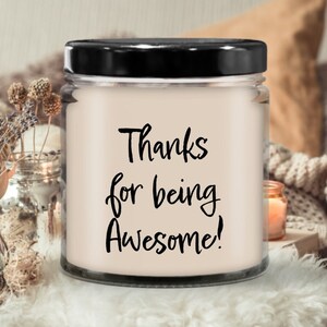 Świeca Thanks for Being Awesome 9 uncji | Świeca na prezent, Zapachowa świeca sojowa, Prezent pełen znaczenia, Świeca odlewana ręcznie, Organiczne rękodzieło, Dekoracja świec zdjęcie 1