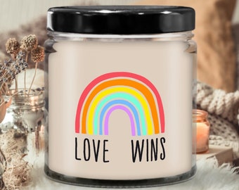 Love Wins Rainbow LGBTQ+-kaars | Kaars als cadeau, Soja-geurkaars, Zinvol cadeau, Handgegoten kaars, Biologisch handgemaakt, Kaars
