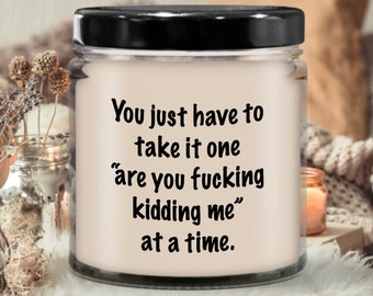 Świeca Take it One WTF at a Time | Świeca na prezent, Zapachowa świeca sojowa, Prezent pełen znaczenia, Świeca odlewana ręcznie, Organiczne rękodzieło, Dekoracja świec