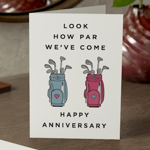Tarjeta de aniversario de golf: Mira cómo hemos llegado al par. Divertida tarjeta con juego de palabras para novio, esposo o esposa. Lindo regalo para pareja de golfistas.