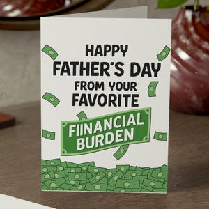 Tarjeta divertida para el Día del Padre hecha por niños: humor sarcástico sobre la "carga financiera"; regalo divertidísimo para papá; tarjeta de felicitación de 13x18 cm con sobre.