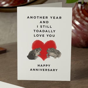 Nog een jaar en ik hou nog steeds van je kaart | Funny Frog verjaardagskaart voor man vrouw vriend | Kaart met schattige dierenwoordspeling van 5 x 7