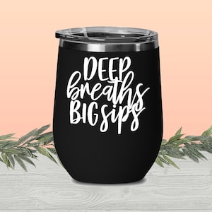 Deep Breaths Big Sips Becher | Weinbecher,Personalisiertes Geschenk,Isolierwein,Weinbecher mit Deckel,personalisierter Wein, Weingläser, Becher
