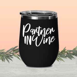 Partner In Wine Lustiger Becher | Weinbecher, personalisiertes Geschenk, Isolierwein, Weinbecher mit Deckel, personalisierter Wein, Weingläser, Becher