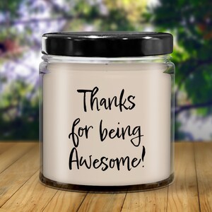 Świeca Thanks for Being Awesome 9 uncji | Świeca na prezent, Zapachowa świeca sojowa, Prezent pełen znaczenia, Świeca odlewana ręcznie, Organiczne rękodzieło, Dekoracja świec zdjęcie 3