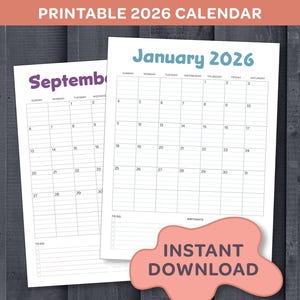 以下が含まれることがあります： 2026年の印刷可能なカレンダーが2つあり、1つは9月、もう1つは1月を表示しています。1月のカレンダーは水色で、9月のカレンダーは紫です。「PRINTABLE 2026 CALENDAR」という言葉が上にあります。ピンクの形は「INSTANT DOWNLOAD」と書いてあります。