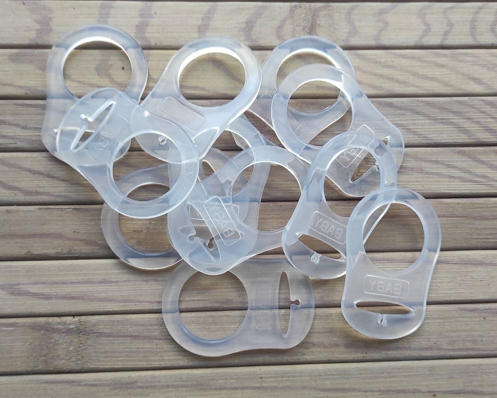 TSUWNO Attache-tétine transparente 12pcs pour tétines Mam, avec bouton et  anneau en silicone. Clip de maintien pour tétine de bébé. Adaptateur de  sucette facile à utiliser. : : Bébé et Puériculture